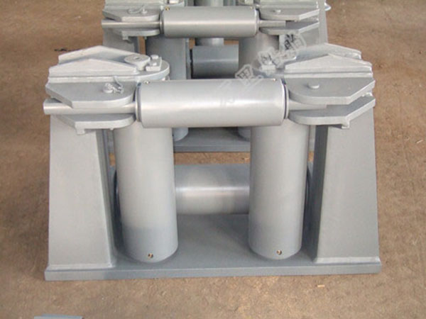 Engineering ship cable guide